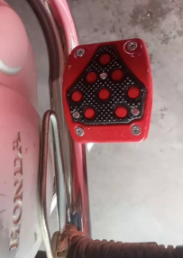 SUPORTE PEDAL FREIO VERMELHO (UND)