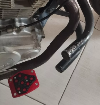 SUPORTE PEDAL FREIO VERMELHO (UND)